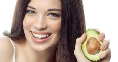 O óleo de abacate penetra facilmente no cabelo e é capaz de reter a hidratação dentro da fibra capilar, além de recuperar o dano sofrido pelos fios.